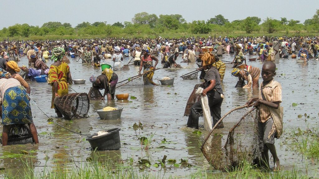 Pessoas pescando em Mali