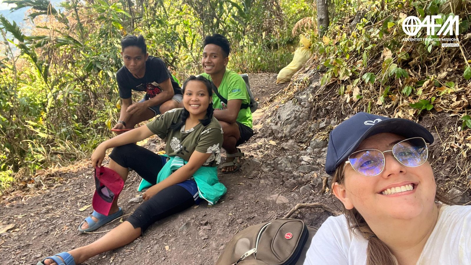 Missionária em uma grande escalada com nativos das montanhas das Filipinas.