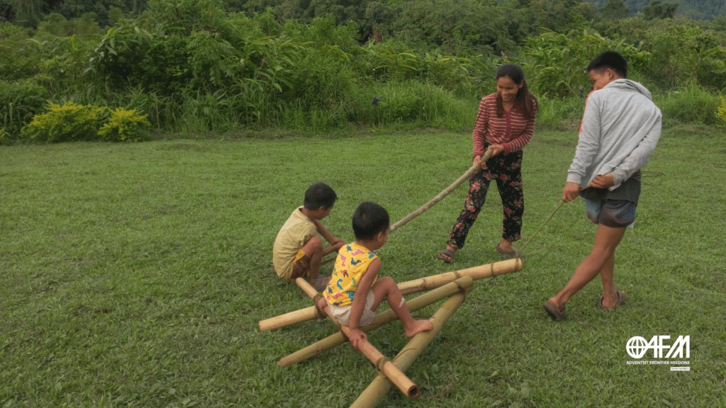 A satisfação no pouco - Nativos palawanos se divertindo com um brinquedo feito de bambo