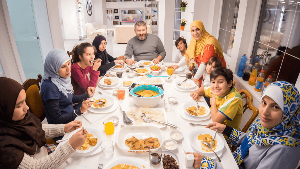 Família ao redor da mesa compartilhando uma refeição durante o Ramadã.