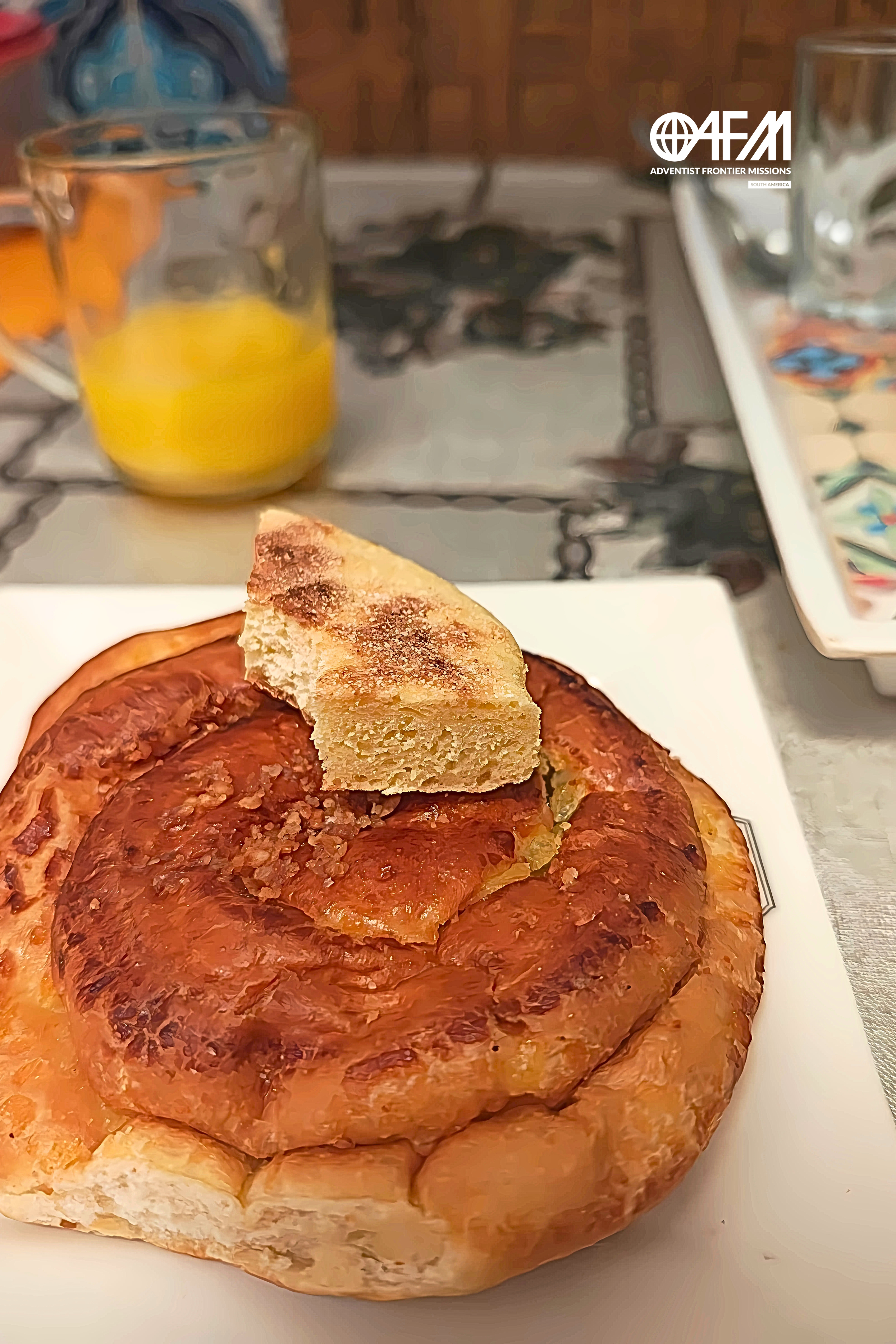 carregando a cruz: Pão local servido durante o café da manhã no campo missionário.