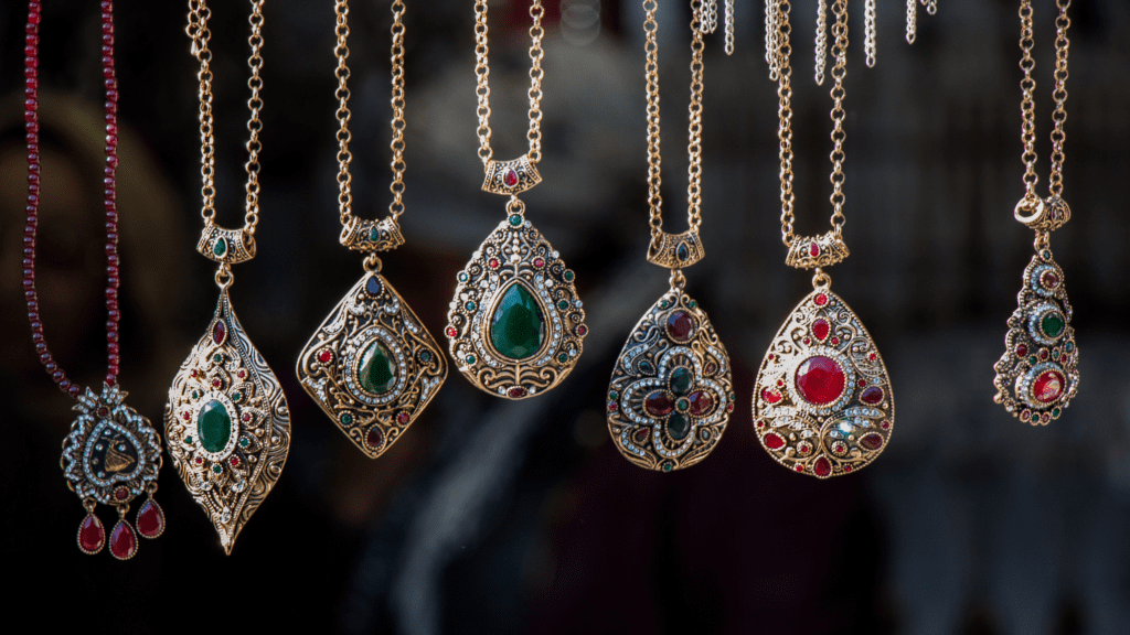 Ouvindo vozes. Colares com pingentes coloridos pendurados em loja.