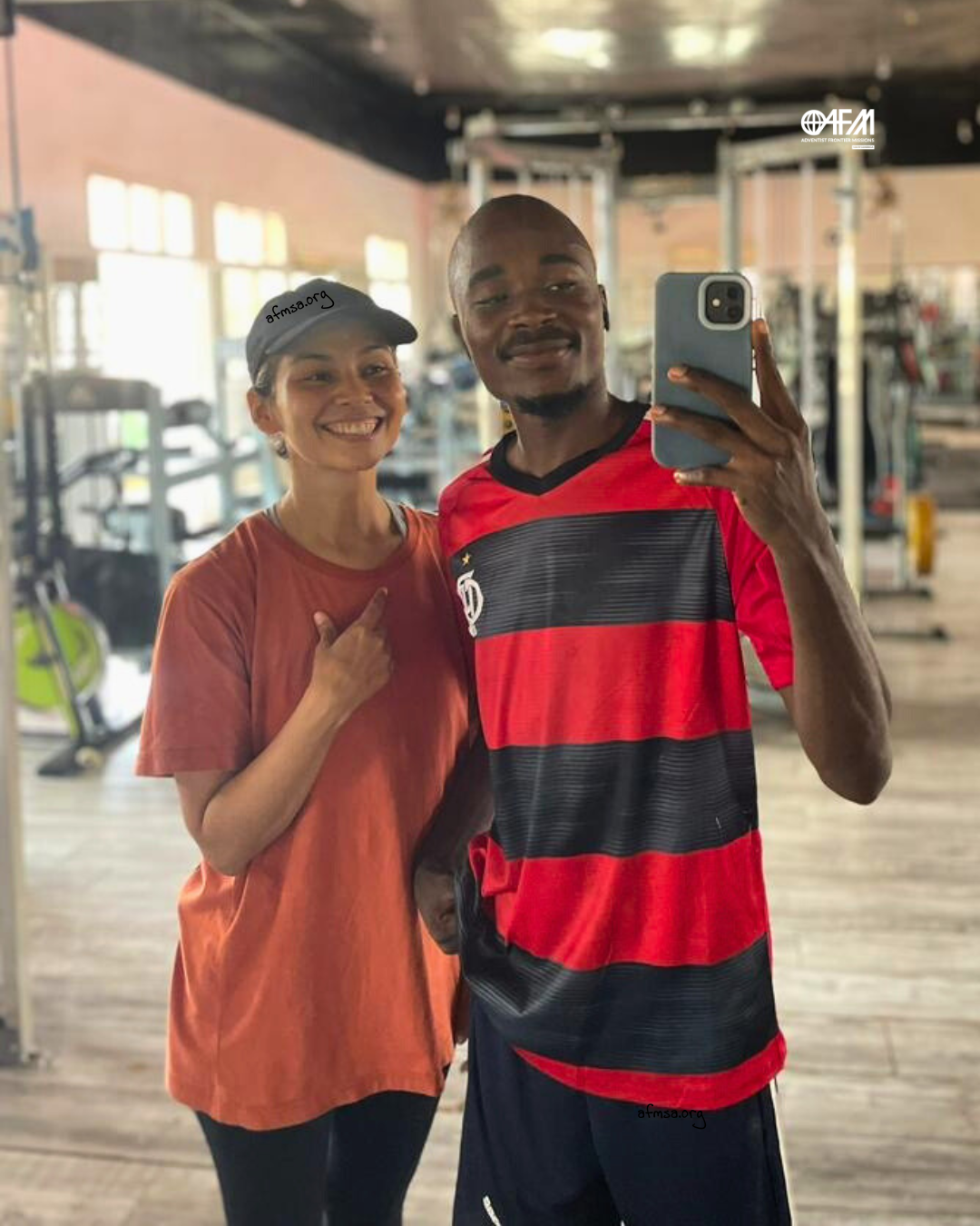 ACADEMIA E MISSÃO - missionária posando para self com amigo em academia de Guin[e Bissau