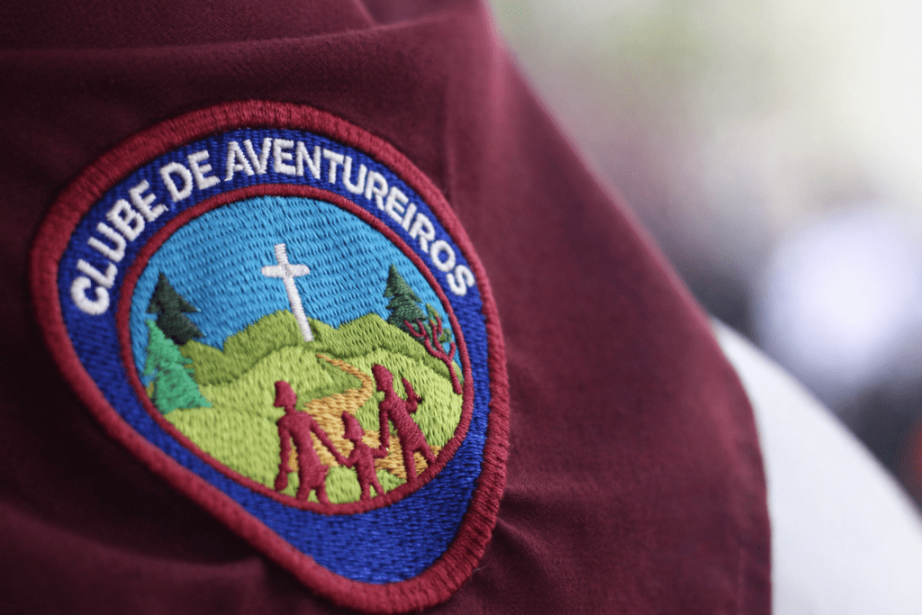 lenço dos aventureiros, que têm como lema: por amor a Jesus farei sempre o meu melhor.